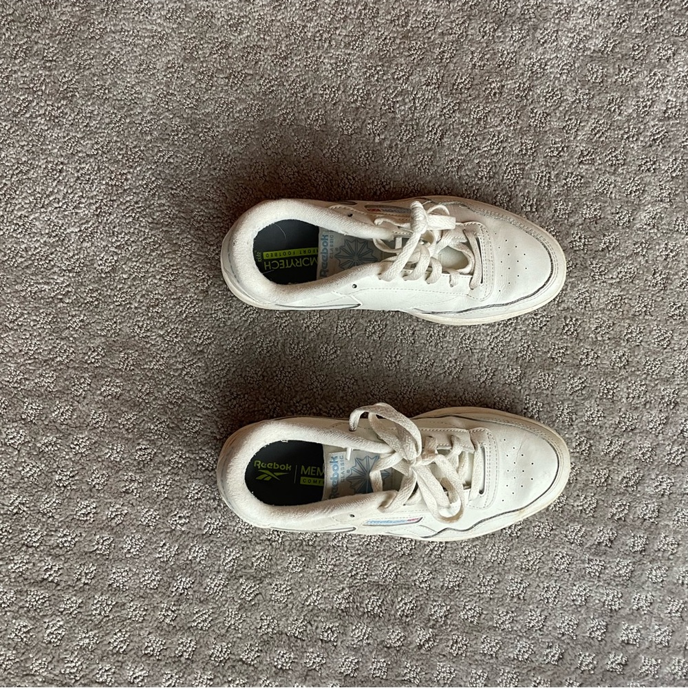 Classic Reebok Size 8 - Picture 2 of 3
